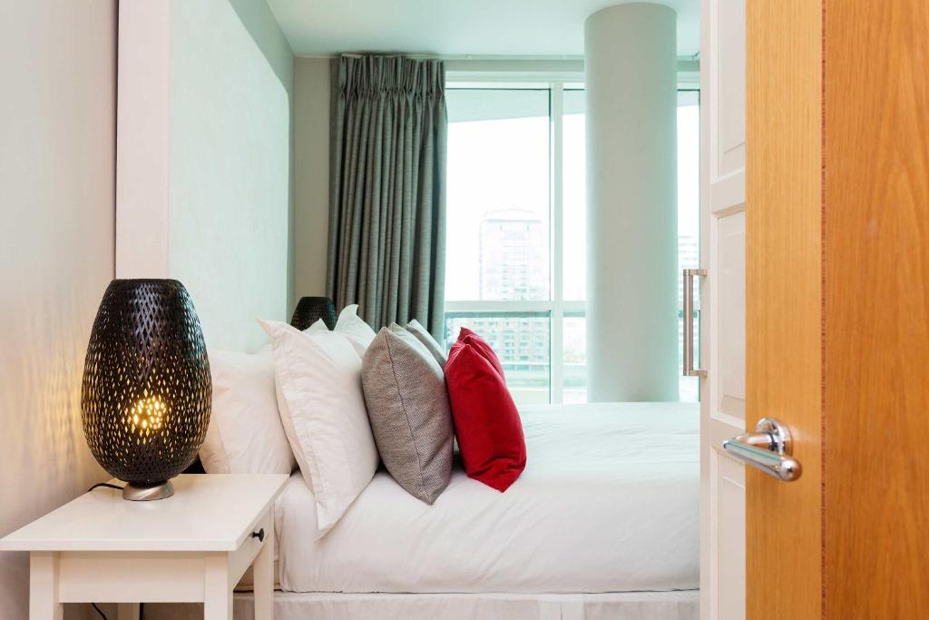 Veeve - River Views from Vauxhall room 1