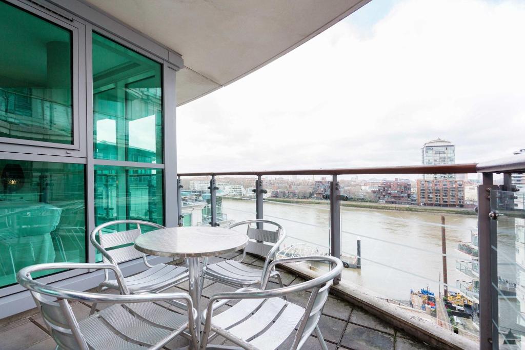 Veeve - River Views from Vauxhall room 3